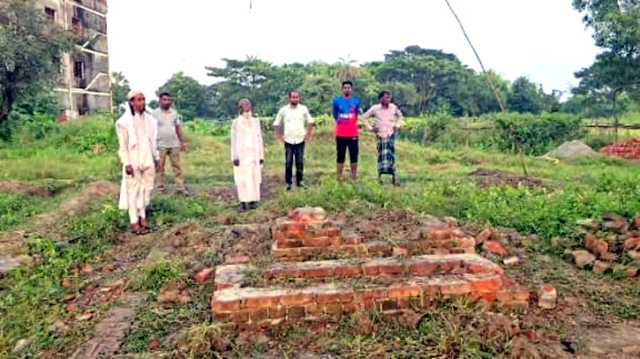 রূপগঞ্জে মাজার ভেঙ্গে মালামাল লুট,  লাশ তুলে নেয়ার চেষ্টার অভিযোগ