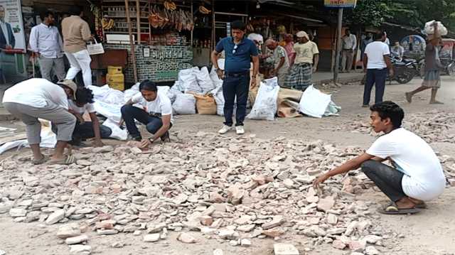 খানপুর ভূমি অফিসের সামনের রাস্তার খানাখন্দ মেরামত করলেন বাবুল