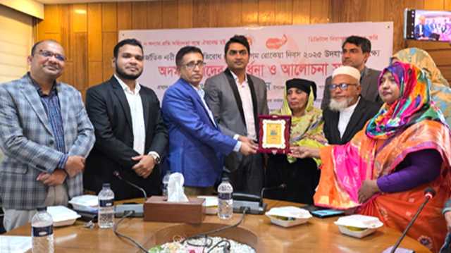 আড়াইহাজারে ৩ জয়িতাকে সম্মাননা প্রধান