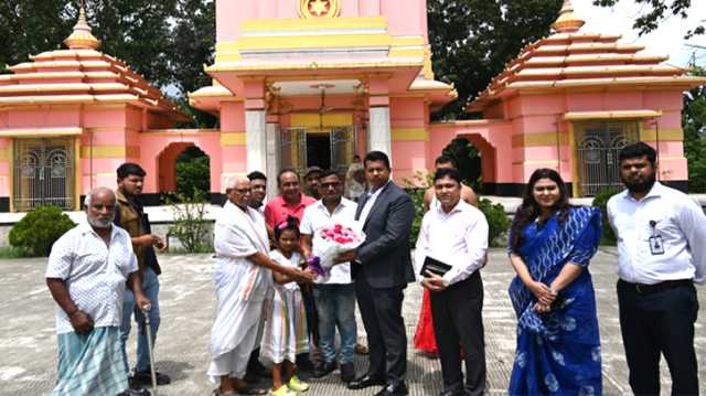 বন্দরে ৮০ বছরের পুরনো ঢাকেশ্বরী দেব মন্দির পরিদর্শন করেন ডিসি