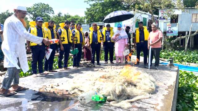 ইলিশ রক্ষায় নিষেধাজ্ঞার প্রথম দিনে আড়াইহাজারে কারেন্ট জাল জব্দ
