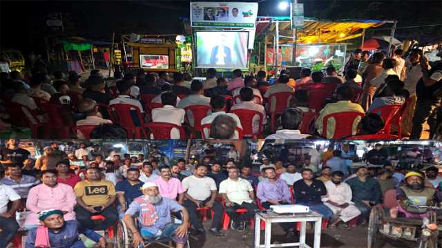 তারেক রহমানের সাক্ষাৎকার প্রজেক্টরে প্রদর্শন করলেন মহানগর যুবদল