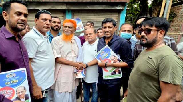 বন্দরে শিল্পপতি বাবুলের পক্ষে লিফলেট বিতরণ