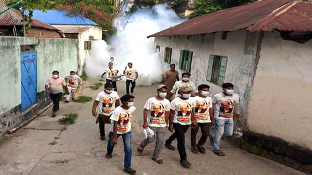 ডেঙ্গু প্রতিরোধে ফগার মেশিন দিয়ে ওষুধ ছিটাচ্ছে আবু জাফর আহমেদ বাবুল 