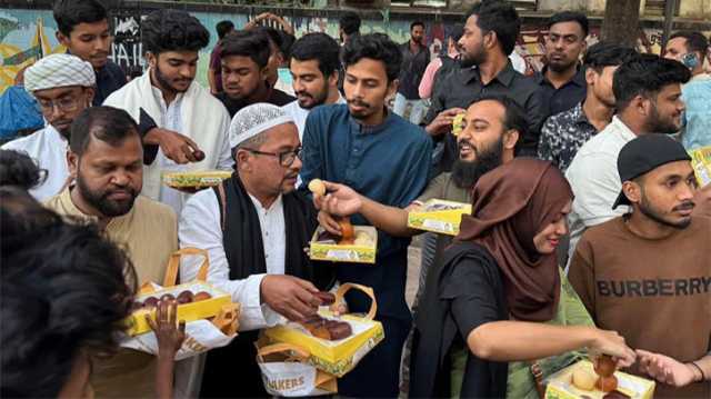 শেখ হাসিনার ফাঁসির রায়ে চাষাঢ়ায় এনসিপি’র মিষ্টি বিতরণ