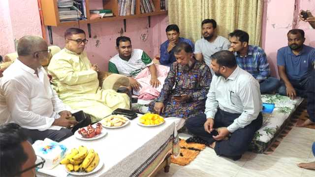 যুবদলনেতা অসুস্থ সাগরের বাড়িতে সাখাওয়াত-টিপু