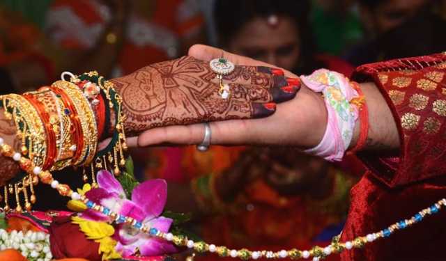 অনুষ্ঠান করে স্ত্রীকে বিয়ে দিলেন স্বামী