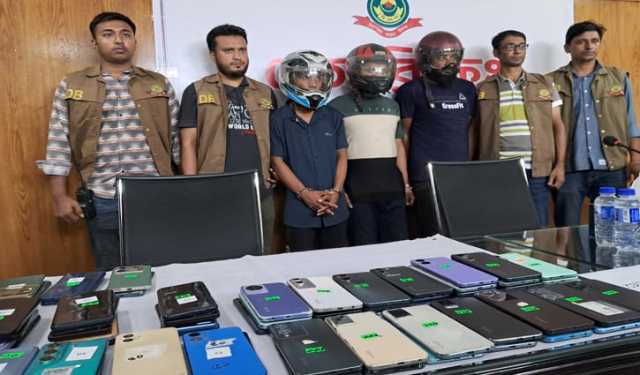 পোশাককর্মীর এক মোবাইল ফোন উদ্ধারে গিয়ে ১৪৮টি জব্দ