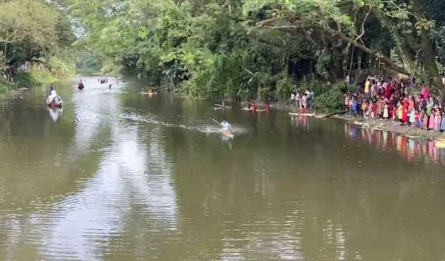মাদারীপুরে ভেলা প্রতিযোগিতায় দর্শনার্থীদের ভীড়