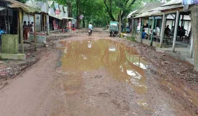 ভোগান্তির প্রতিচ্ছবি সিংগাইর পৌরবাজার–বায়রা সড়ক
