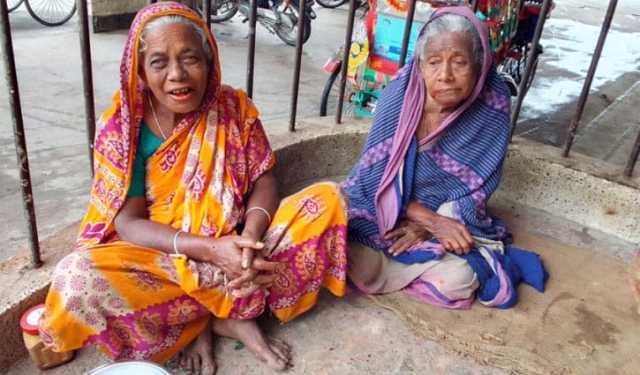 ৫৪ বছর ধরে রেল স্টেশনেই সংসার মা-মেয়ের!