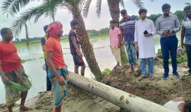 কৃষি অফিসারের প্রচেষ্টায় রক্ষা পেল শত শত বিঘা জমির ধান