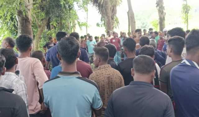 গাছের সঙ্গে বাঁধা ছিল ইজিবাইক চালকের গলা কাটা লাশ