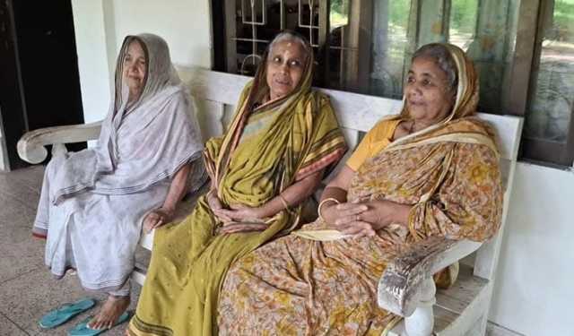 বৃদ্ধাশ্রমে মলিন পূজা, উৎসবের গল্পে শুধুই স্মৃতি 