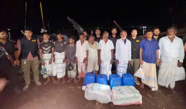 ফিশিং ট্রলারে ৪ লাখ ৬০ হাজার ইয়াবা, আটক ৯