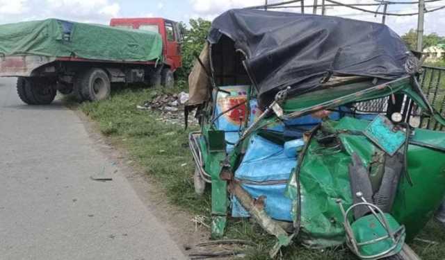 মানিকগঞ্জে অটোরিকশায় ট্রাকের ধাক্কা, নিহত ২