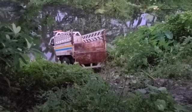 ধামরাইয়ে নিয়ন্ত্রণ হারিয়ে পুকুরে পিকআপ, চালকসহ নিহত ২