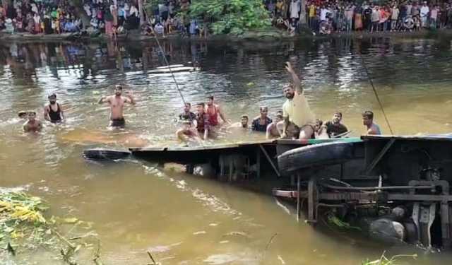 লক্ষ্মীপুরে বাস খালে পড়ে ৫ জনের মৃত্যু