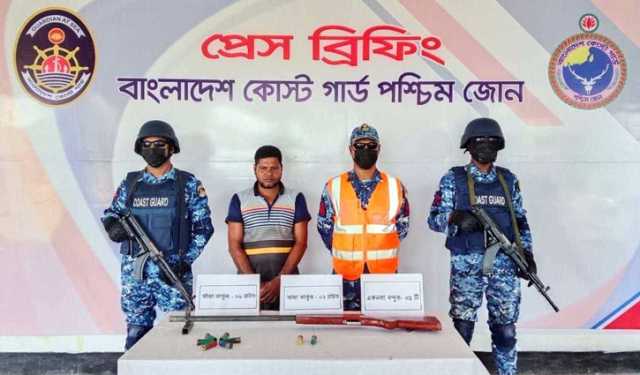 সুন্দরবনে অস্ত্রসহ করিম শরীফ বাহিনীর সহযোগী আটক 
