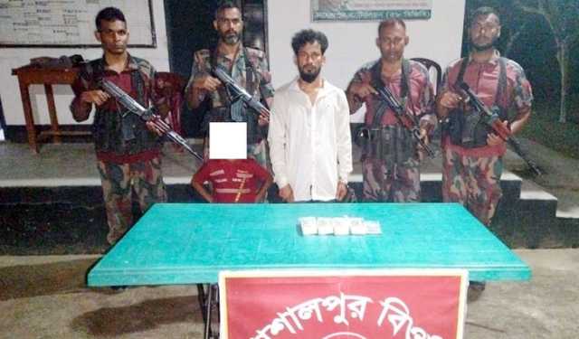 ভারতীয় জাল রুপি নিয়ে ৫ বছরের শিশুসহ বাবা আটক