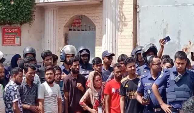 আশুলিয়ায় শ্রমিকদের সড়ক অবরোধ, ১৫ কারখানা ছুটি ঘোষণা 