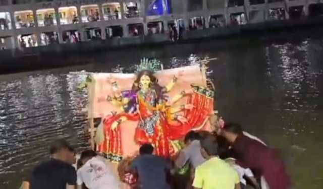 বরিশালে প্রতিমা বিসর্জনের মধ্য দিয়ে শেষ হলো দুর্গাপূজা