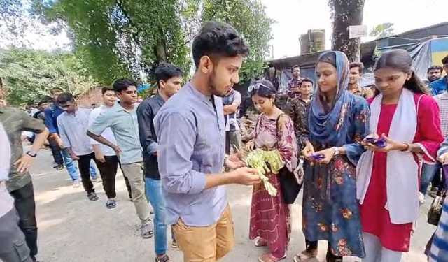 পশুপালন অনুষদে নবীনদের বরণ করে নিলেন আন্দোলনকারীরা