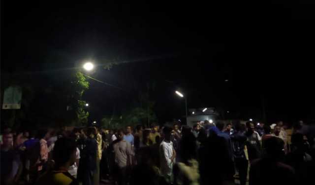 রাতভর উপাচার্যের বাসভবনের সামনে বাকৃবি শিক্ষার্থীরা