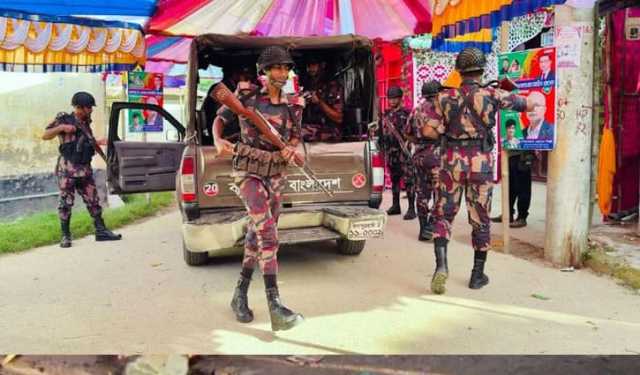 হিলি সীমান্তবর্তী পূজামণ্ডপে কঠোর নিরাপত্তায় বিজিবি সদস্যরা