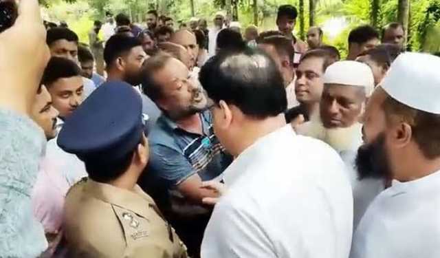 ফেনীতে কবরে দোয়া করা নিয়ে জামায়াত–বিএনপির হট্টগোল
