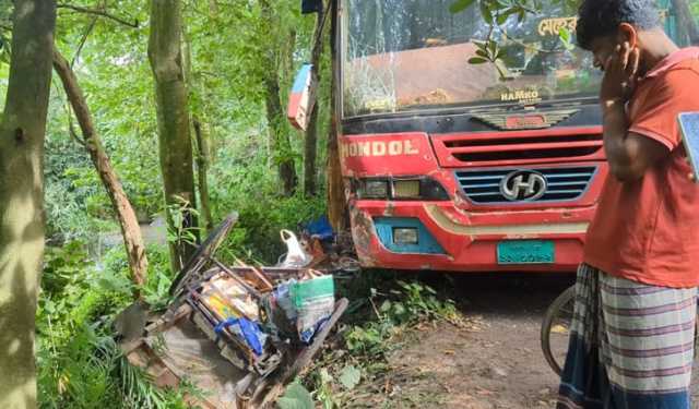 ঝিনাইদহে বাসচাপায় শিশুসহ দুজন নিহত 