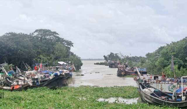 মৌসুম শেষে খালি ট্রলার নিয়ে কূলে ফিরছেন জেলেরা