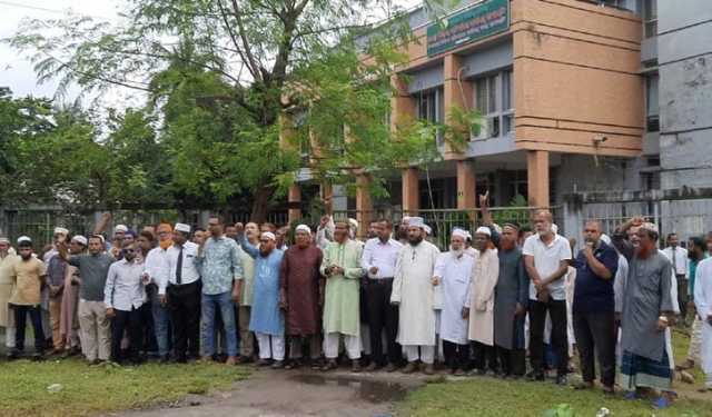 বাগেরহাটে নির্বাচন অফিসের সামনে সর্বদলীয় কমিটির বিক্ষোভ
