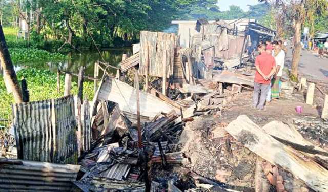 অগ্নিকাণ্ডে জামায়াতের অফিসসহ ১০ দোকান ভস্ম