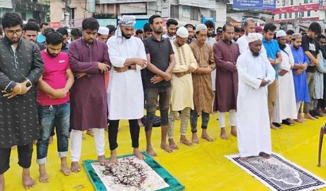 স্বাস্থ্যখাতে সংস্কারের দাবিতে বরিশালের সড়কে জুমার নামাজ আদায়