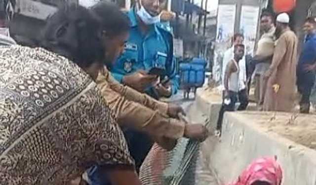 সড়কের পাশে সন্তান জন্ম দিলেন নারী, হাসপাতালে নিল পুলিশ 