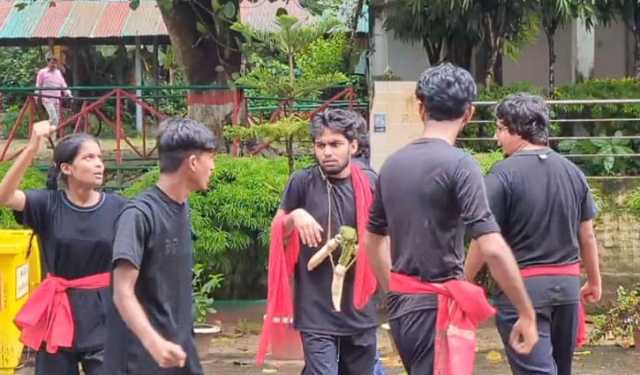 চবি প্রশাসনকে নিয়ে পথনাটক ‘বহুতদিন অইয়ে আর মুলা ন ঝুলায়ো’