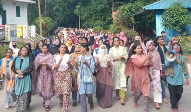 উপাচার্যের বক্তব্যের প্রতিবাদে চবি ছাত্রীদের বিক্ষোভ