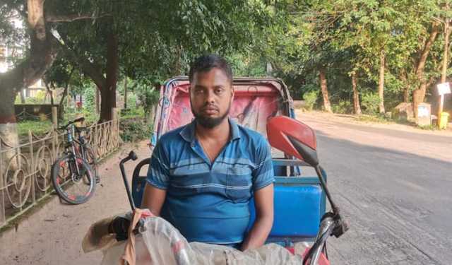 সংঘর্ষে আহত চবি শিক্ষার্থীদের বিনামূল্যে সেবা দিয়ে প্রশংসায় ভাসছেন রিকশাচালক