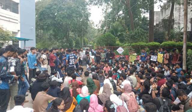চবিতে আবাসন ভাতার দাবিতে প্রশাসনিক ভবনে তালা