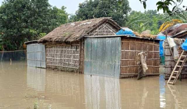 চাঁপাইনবাবগঞ্জে পানিবন্দি এলাকায় স্বাস্থ্যঝুঁকির আশঙ্কা