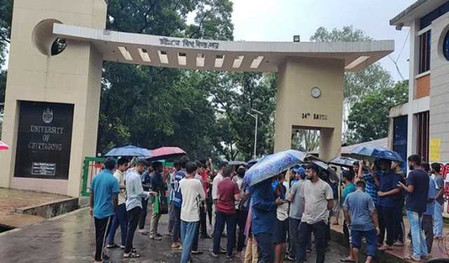 চবি শিক্ষার্থীর ওপর স্থানীয়দের হামলা, প্রধান ফটকে তালা