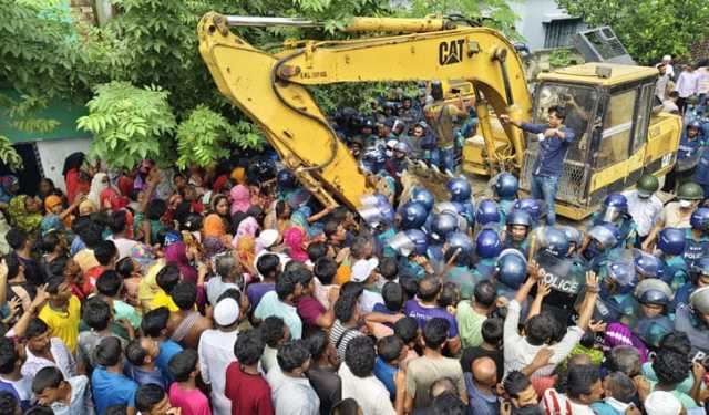 খুলনায় উচ্ছেদ অভিযানে সংঘর্ষ, পুলিশসহ আহত ৩০