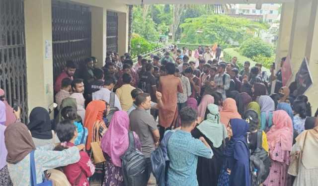 কুবিতে শিক্ষক নিয়োগের দাবিতে প্রশাসনিক ভবনে তালা