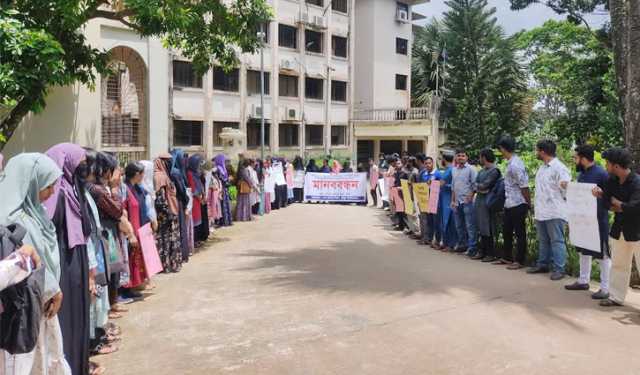 কুবিতে র‍্যাগিংয়ের দায়ে বহিষ্কারাদেশ প্রত্যাহার দাবিতে মানববন্ধন 