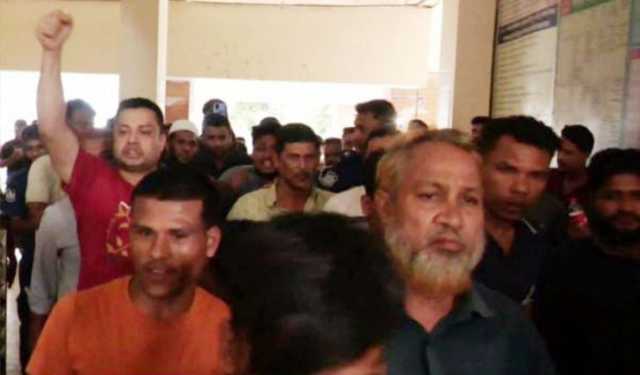 কক্সবাজার আদালত প্রাঙ্গণে আ.লীগ নেতাদের ‘জয় বাংলা’ স্লোগান