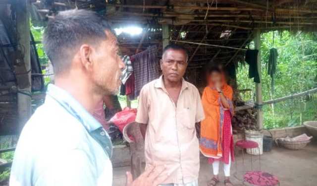 বিয়ের দাবি, প্রেমিকের বাড়িতে কলেজছাত্রীর অনশন