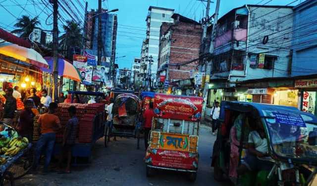 কুমিল্লায় সড়কে ভাসমান দোকানের দাপট, যানজটে নাভিশ্বাস নগরবাসীর