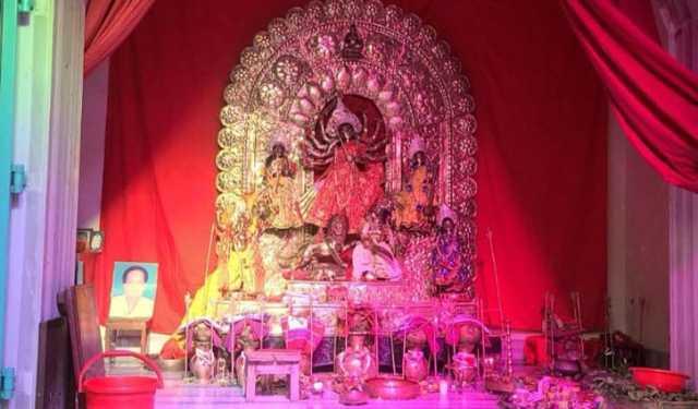 নজর কেড়েছে অষ্টধাতুর প্রতিমা, হয় না বিসর্জনও