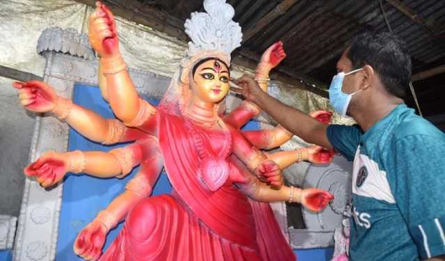 রাজশাহীতে রং-তুলির আঁচড়ে সেজে উঠছে দেবী দুর্গা